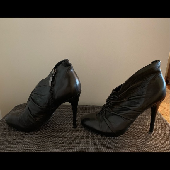 Guess black leather ankle stilettos boot